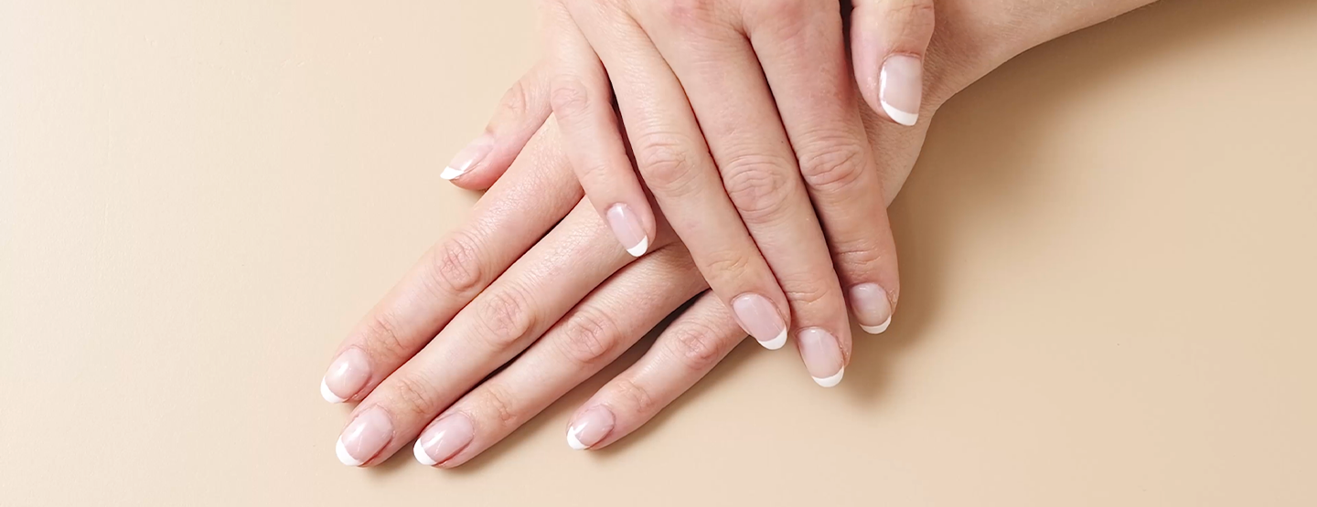 French nails: Všetko o klasickej štýlovej manikúre